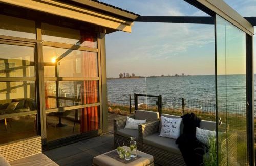 Enkhuizen House | Enkhuizer Strand Chalet First Line Erste Reihe mit Zaun Haus Nr 214