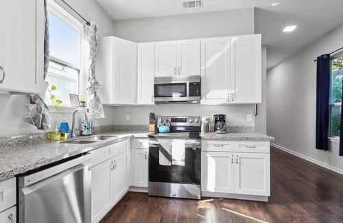 Mid-City House | Enormous Colorful New 6br Pad w/Parking