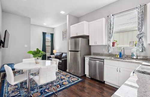 Mid-City House | Enormous Colorful New 6br Pad w/Parking