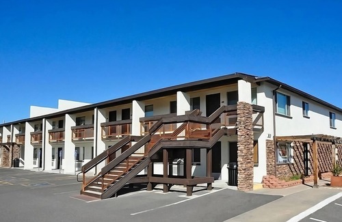 Tusayan Hotel | Ensuring a Very Comfortable & Memorable Stay! Outdoor Pool, Free Parking!