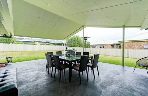 Calare House | Entertainers Haven by Mary & Tex | 10 Guests, Pets