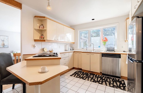 Saint-Hubert House | Entire 4 BDR House near MTL, Free Parking