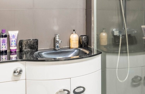 Handsworth Apartment | Entire Apartment, Fast Wifi, Free Parking, Free Prime Video & Netflix