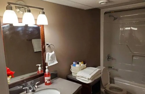 Transcona Bed & Breakfast | Entire Basement Apt.-3 mins Drive to Regent Avenue