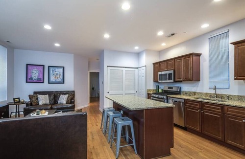 Wrightwood Neighbors Hotel | ENTIRE BUILDING-Walk to Lincoln Park or The Beach!