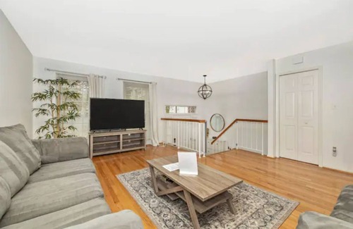 Montgomery Village House | Entire cheerful 4 br townhouse by the lake