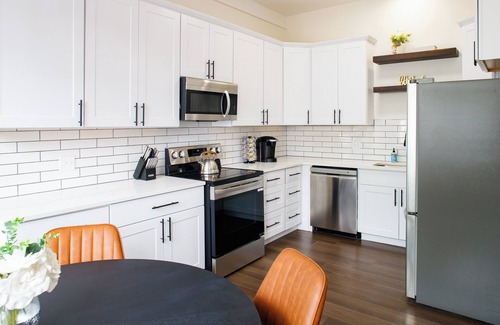 Metropolitan House | Entire Duplex-Historic Savannah