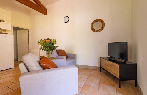 Nerac House | Entire estate-3 charming houses -16 pers. Private forest&pool -30 min from Agen