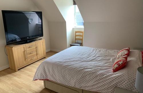 Ashford House | Entire Family Entertainment Holiday Home - 3 x Floors - Free Parking - Games Room - Private Garden - Workspace and Wifi 112mb - Self Check-in