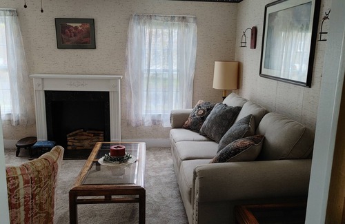 Canandaigua House | Entire Home - 4 Bedroom - Sleeps 10 Canandaigua - Steps Off Main St/Downtown