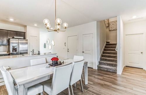 Del Valle House | Entire home, 4 Bedrooms Near Airport & COTA