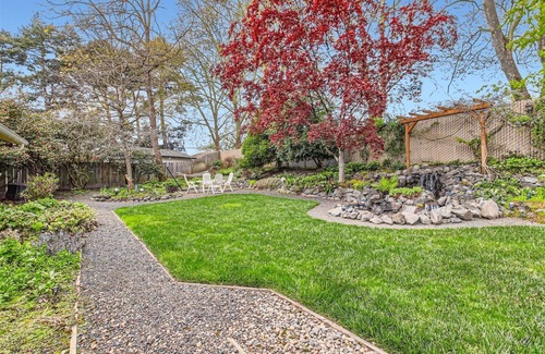 Greenburg House | Entire home: Charming Home with Beautiful Yard