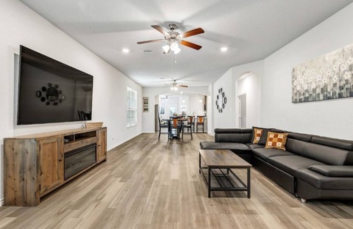 Wellborn House | Entire Home | EV CHARGING| Midtown Reserve CSTX |