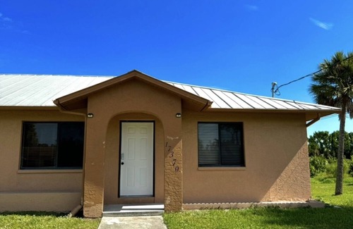 San Carlos Park House | Entire home; Patio; Pet Friendly; Spacious Parking; 5 mins to RSW airport