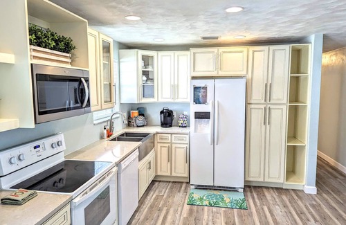 South Daytona House | ENTIRE HOME! Ultra Clean! 7 minutes from the Beach! Family Friendly!