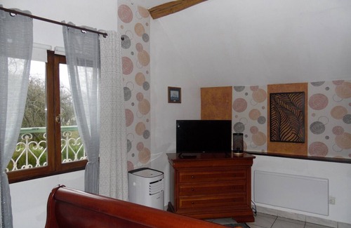 Villiers-sur-Tholon House | ENTIRE HOUSE 3 BEDROOMS. 5 people 145 € PER NIGHT WIFI SWIMMING POOL JACUZZI