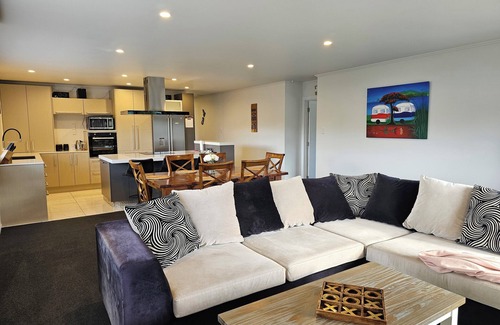 Motuoapa House | Entire House in Motuoapa - 3 mins to the stunning Lake Taupo. Dog friendly!