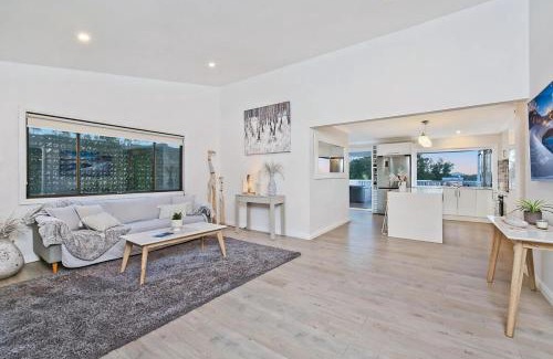 Saratoga House | Entire House plus Large Bell tent in Central Coast