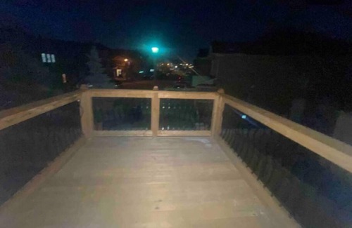Brampton House | Entire house sleeps upto 12guest+ with parking clean,stylish pet/family friendly