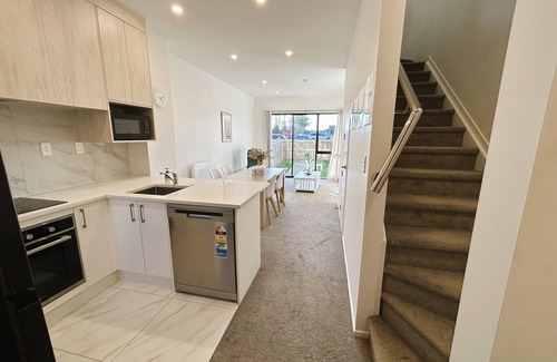 Auckland House | Entire Luxury Cosy Townhouse with Master Bedrooms,10 min to Airport/Sylvia Park