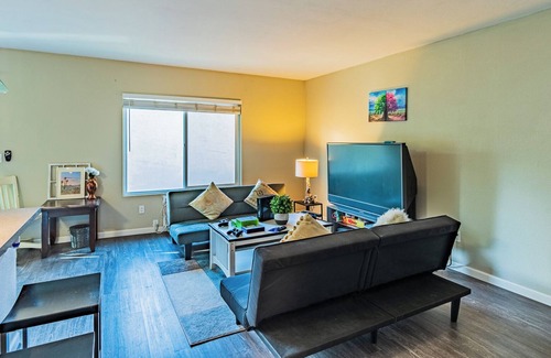 Mira Mesa Condo | Entire Modern 2-BR Condo with Pool, Smart TV, Fast WiFi, Free Laundry & Parking