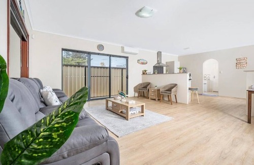 Beachlands House | Entire Spacious 4 BR Home near Beach, Foreshore, City Centre- Fantastic Location