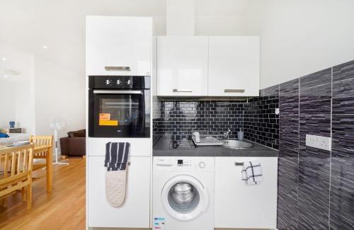 Borehamwood Apartment | Entire spacious flat with parking reduction for long stays