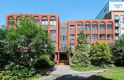 Borehamwood Apartment | Entire spacious flat with parking reduction for long stays