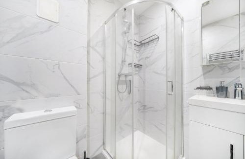 Borehamwood Apartment | Entire spacious flat with parking reduction for long stays
