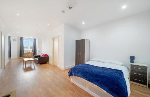 Borehamwood Apartment | Entire spacious flat with parking reduction for long stays