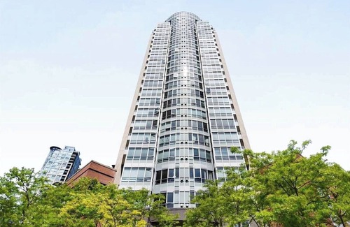 Chinatown Condo | Entire Suite, High FL with a Stunning Downtown View + 1 Free Underground Parking