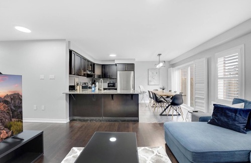 Kitchener House | Entire Two Storey+4 Bed+Ping-Pong+65" TV+Enclosed Backyard