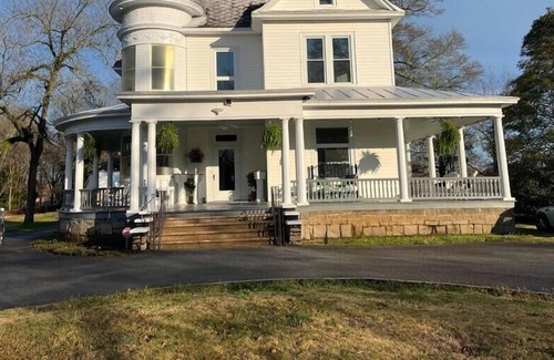 Roanoke House | Entire upstairs rooms