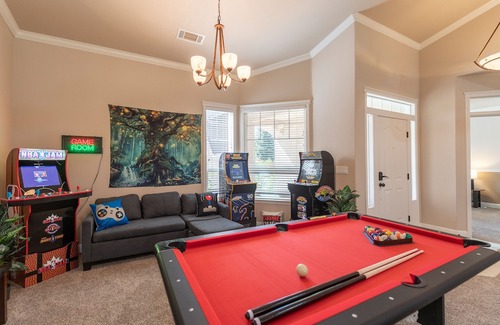 Redding House | 🔥EPIC Executive Luxury! ❤️Arcades🕹 Jacuzzi 🌊 Pool 🎱