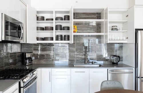 Downtown Oakland Apartment | Epic Oakland 2BR w/AC, W/D, Sky Deck, next to BART, by Blueground