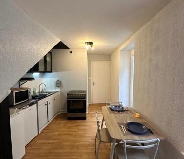 Epinal Apartment | Epinal Hyper Centre, Place des Vosges T2 avec terrasse et salon de jardin.