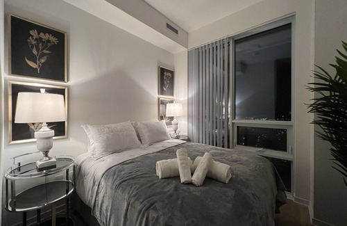 St. Lawrence Condo | Epitome luxury lifestyle living by the Lake, Fully Furnished Executive Penthouse