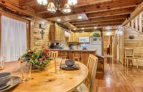 Pigeon Forge Cabin | Er312- Bear Mountain Memories- Great Location- Close To Town 6 Bedroom Cabin by RedAwning