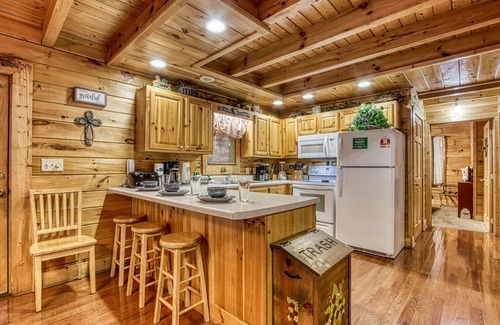 Pigeon Forge Cabin | Er312- Bear Mountain Memories- Great Location- Close To Town 6 Bedroom Cabin by RedAwning