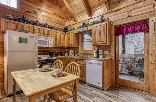 Pigeon Forge Cabin | Er317 - The Cubby Hole - Great Location - Close To Town 1 Bedroom Cabin by RedAwning