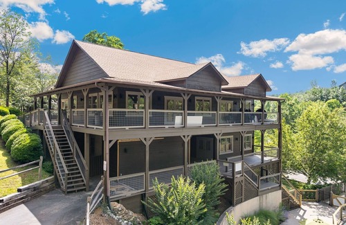 Pigeon Forge Cabin | Er44 - Rising Eagle - Great Location! Close To Town! 2 Bedroom Cabin by RedAwning
