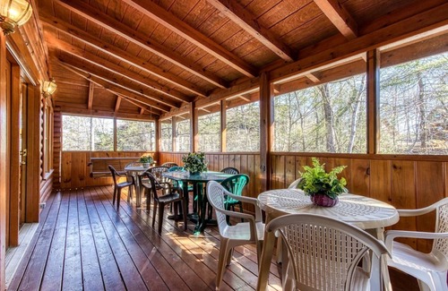 Pigeon Forge Cabin | Er92 - Virginia's Villa - Great Location! Close To All The Action! 5 Bedroom Cabin by RedAwning