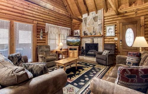 Pigeon Forge House | ER92 - Virginia's Villa - Great location! Close to all the action! cabin