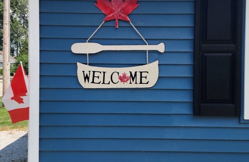 Amherstburg House | Erie Beach Moon. A cozy Waterfront cottage near Amherstburg Ontario