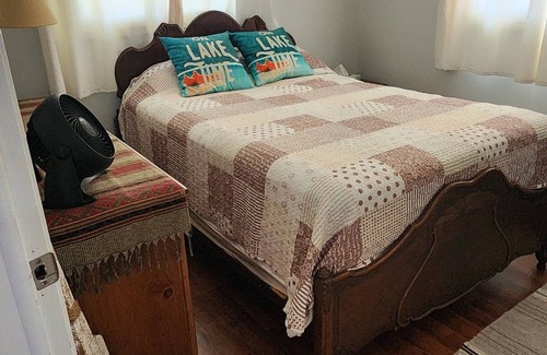 Amherstburg House | Erie Beach Moon. A cozy Waterfront cottage near Amherstburg Ontario