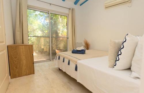 Bedarrides Villa | Escapade romantique - Idéal couples et petites familles - Jacuzzi privatif - 15min Parc Spirou - Nocturnes les 25, 30, 31 octobre et le 1er novembre - Jardin - 15min Avignon - Parking privé gratuit - Charme provençal