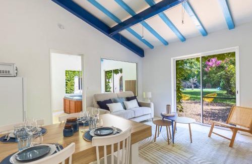 Bedarrides Villa | Escapade romantique - Idéal couples et petites familles - Jacuzzi privatif - 15min Parc Spirou - Nocturnes les 25, 30, 31 octobre et le 1er novembre - Jardin - 15min Avignon - Parking privé gratuit - Charme provençal