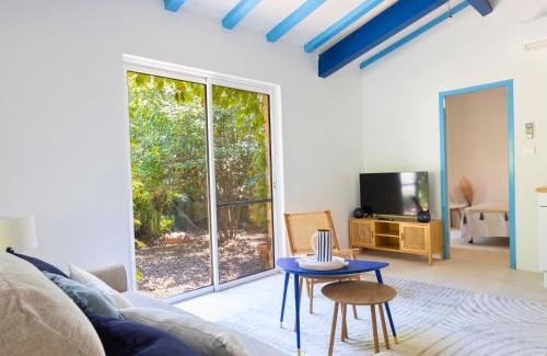 Bedarrides Villa | Escapade romantique - Idéal couples et petites familles - Jacuzzi privatif - 15min Parc Spirou - Nocturnes les 25, 30, 31 octobre et le 1er novembre - Jardin - 15min Avignon - Parking privé gratuit - Charme provençal