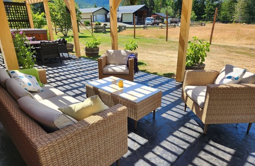 Lake Cowichan Cottage | Escape harsh winters on Vancouver Island on beautiful Cowichan River!