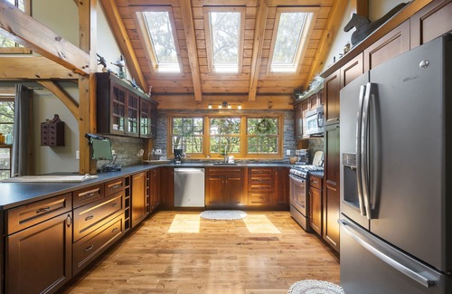 Blue Eye Cabin | Escape to 3,000 sq ft Post & Beam Home-Hot Tub-Game Room-Community Salt Pool Car Charger